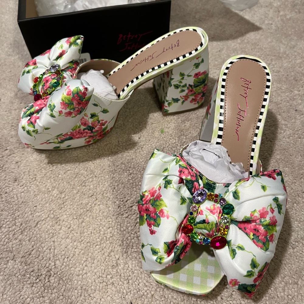 NWT - Betsey Johnson Possie Platform Sandal - White Multicolor - Size 8.5 Women